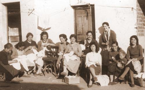 b19601-mujeres-cosiendo